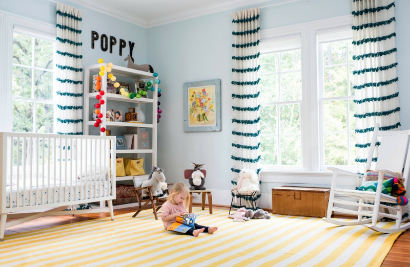 chambre-bébé-blanche bleue pâle tapis rayé jaune blanc rideaux rayés