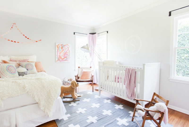 chambre-bébé-blanche chambre adulte tapis bleu signes plus blancs