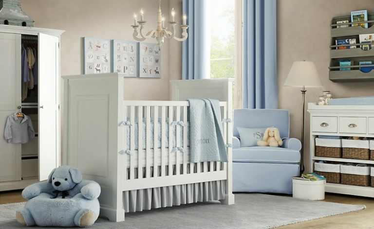 chambre-bébé blanche complète décorée bleu pâle