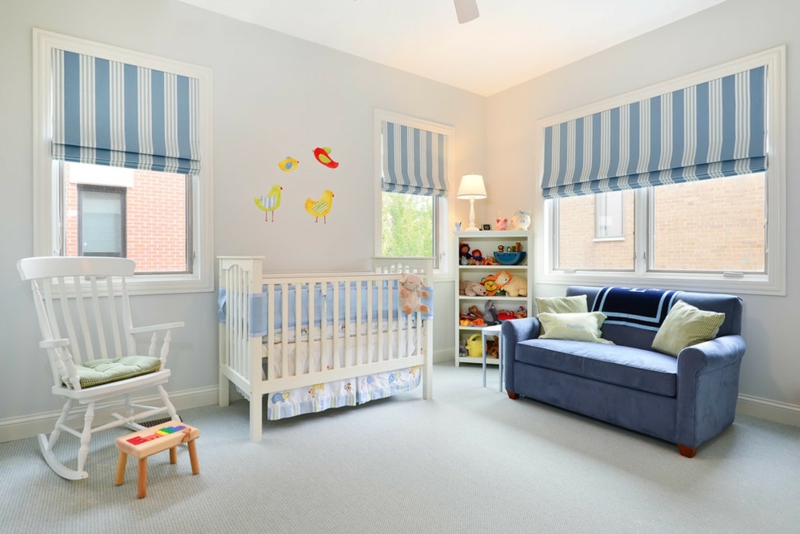 chambre-bébé blanche décorée bleu stores rayés canapé