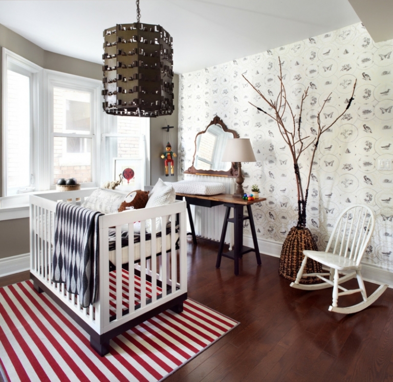chambre-bébé blanche décorée papier peint animaux tapis rayé