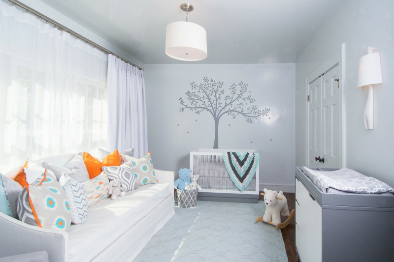 chambre-bébé-blanche décorée sticker arbre coussins orange turquoise
