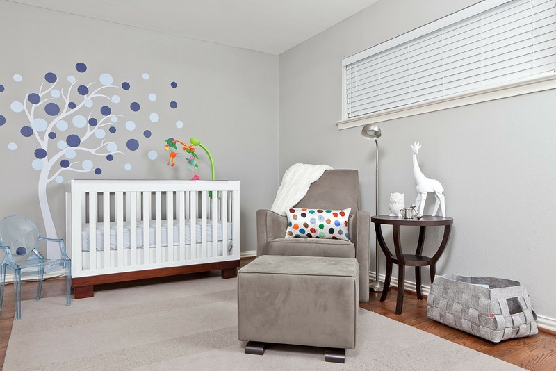 chambre bébé blanche décorée sticker arbre stylisé coussin pois