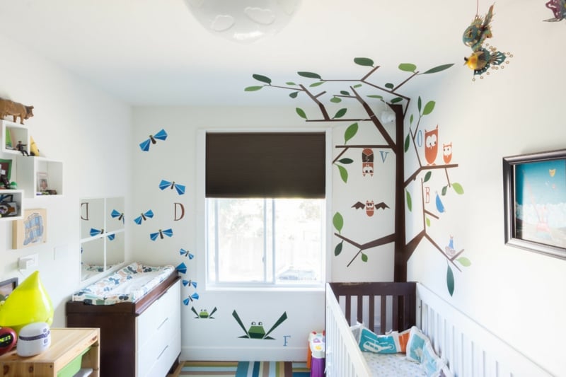 chambre-bébé-blanche décorée stickers arbre hiboux grenouilles papillons