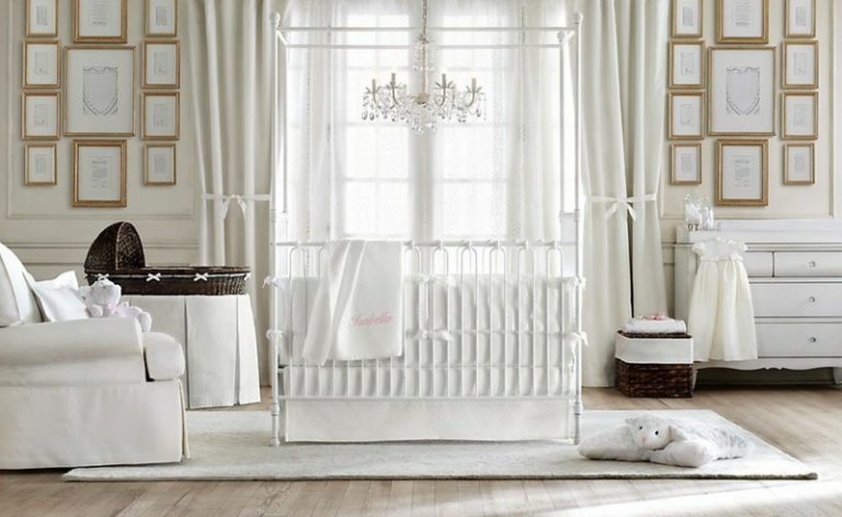 chambre bébé blanche décorée style ancien lit bébé baldaquin