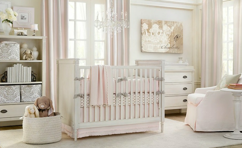 chambre-bébé-blanche décorée style ancien ouches rose pâle