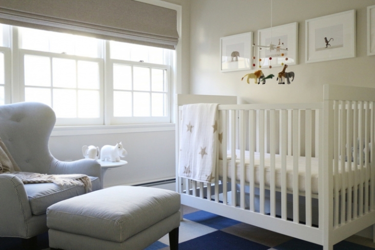 chambre-bébé blanche décorée tapis carrés bleus gris