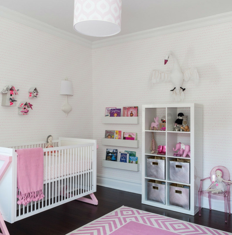 chambre-bébé blanche décorée textile rose bonbon