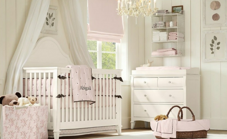 chambre-bébé blanche décorée textile rose pâle oursons