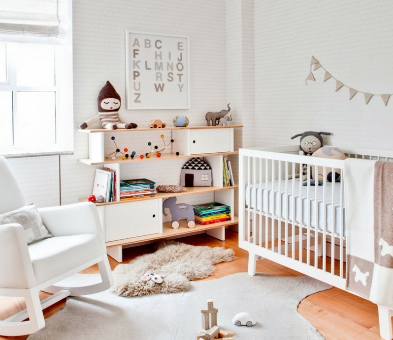 chambre-bébé-blanche décorée tons pastel tapis peau bête