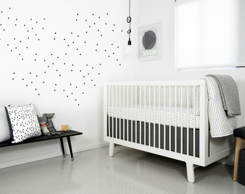 chambre-bébé blanche grise design épuré accents triangles