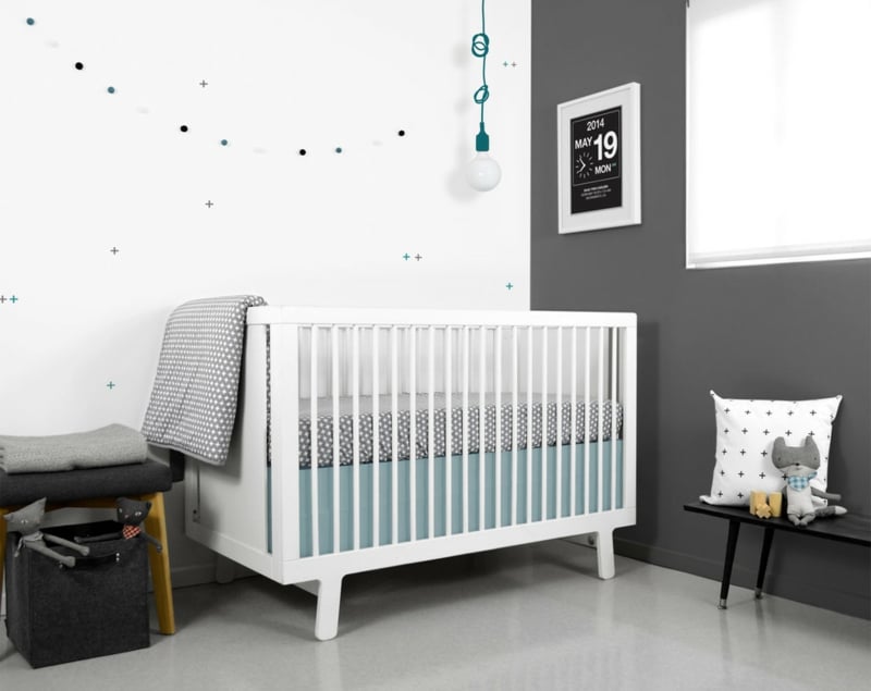 chambre-bébé-blanche grise décorée accents bleu gris