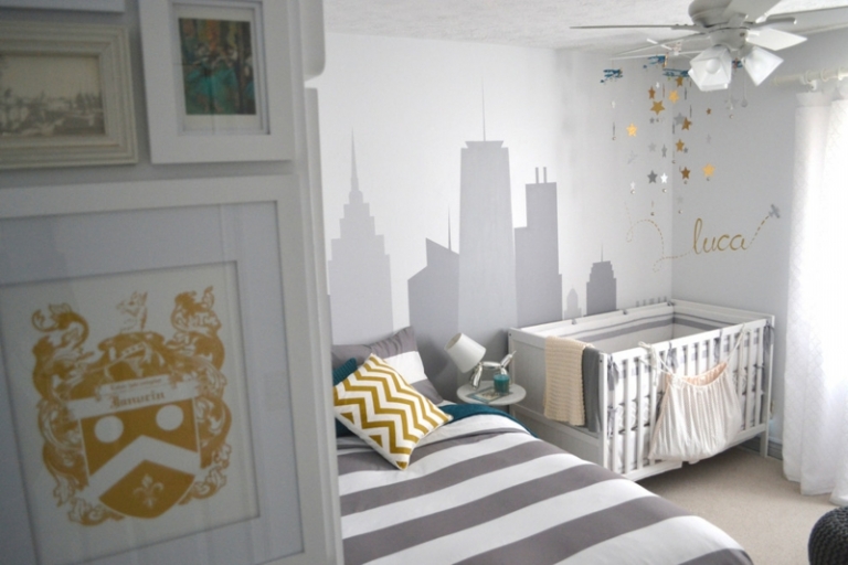 chambre-bébé-blanche grise décorée accents ocre