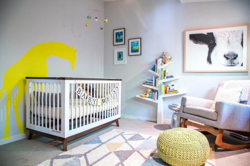 chambre-bébé-blanche-grise décorée sticker giraffe jaune photo chevreau