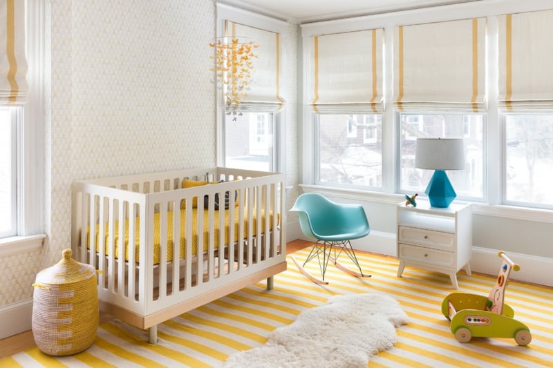 chambre-bébé-blanche-jaune-décorée fauteuil bascule design lampe bleue