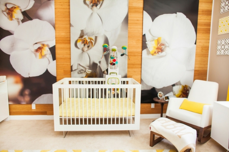 chambre-bébé-blanche jaune décorée images orchidées blanches