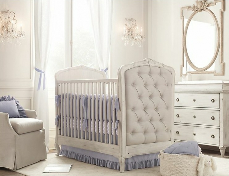 chambre-bébé blanche lilas lit capitonné style ancien