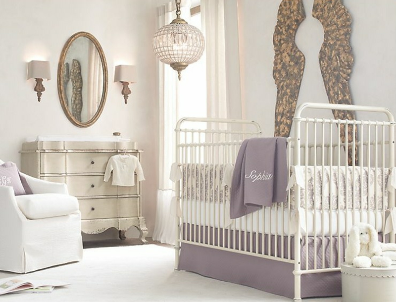 chambre-bébé blanche mauve gris décorée style ancien