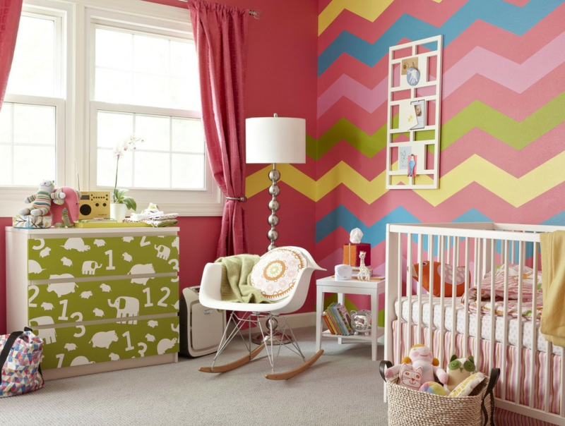 chambre-bébé-blanche-rose-chevrons couleurs commode verte chaise bascule