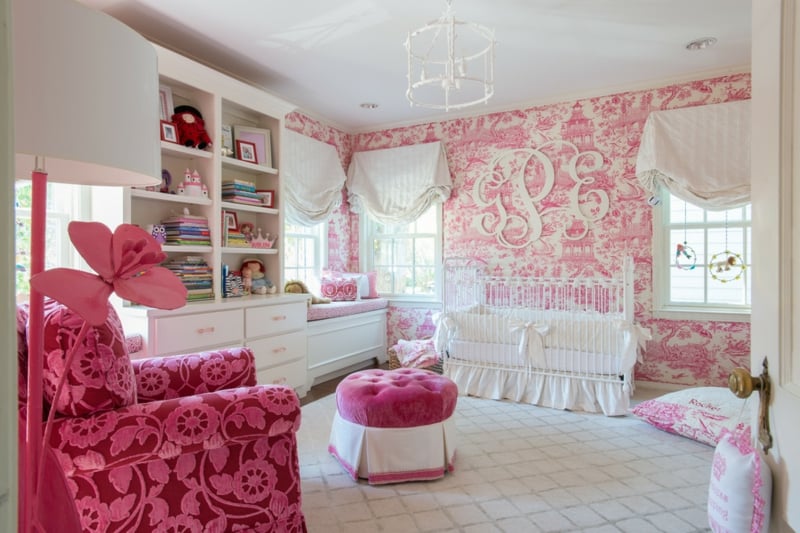 chambre-bébé blanche rose décorée papier peint toile de Jouy