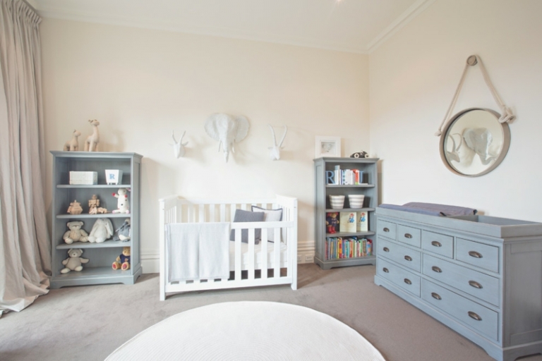chambre-bébé blanche table langer étagère bleu-gris