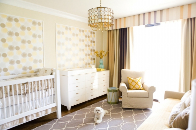 chambre-bébé-blanche-tapis-gris motif marocain murs pois jaune pâle