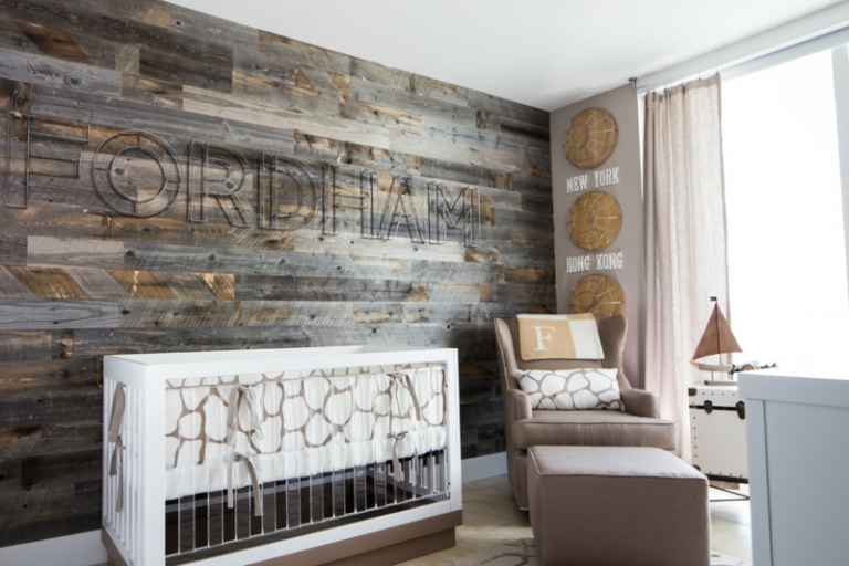 chambre-bébé-blanche-taupe décorée revêtement mural bois grange