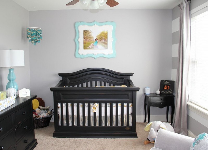chambre-bébé-graphique peinture gris clair accents décoratifs aigue-marine