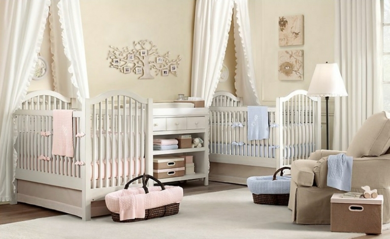 chambre-bébé jumeaux mixte blanche beige accents rose bleu pâle