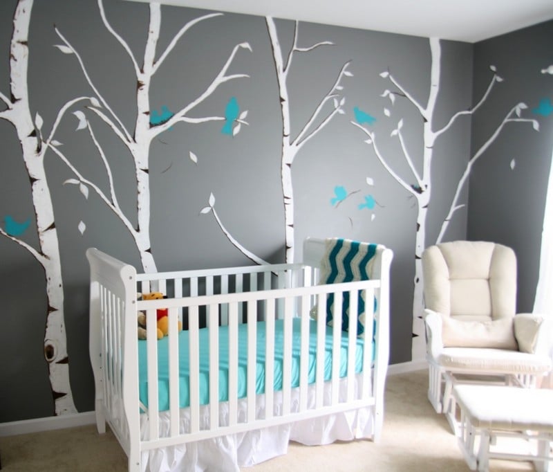 chambre-bébé-peinte gris déco murale bouleaux oiseaux bleu-turquoise