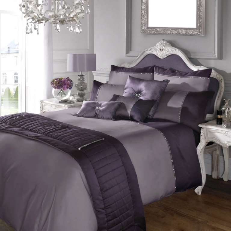 chambre coucher adulte literie luxueuse violet poudré
