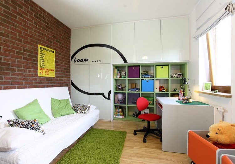 chambre-enfant-petit-espace-briques-parement-tapis-canape-droit-etageres-rangement-chaise-bureau