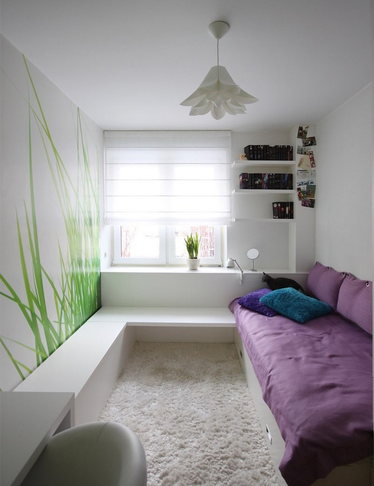 chambre-enfant-petit-espace-canape-droit-coussins-etageres-rangement-tapis-deco-murale-suspension-design