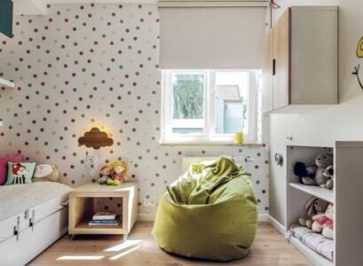 chambre-enfant-petit-espace-peinture-murale-blanche-pouf-table-chevet-etageres-rangement