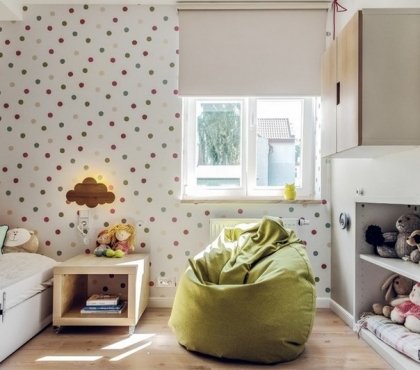 chambre-enfant-petit-espace-peinture-murale-blanche-pouf-table-chevet-etageres-rangement
