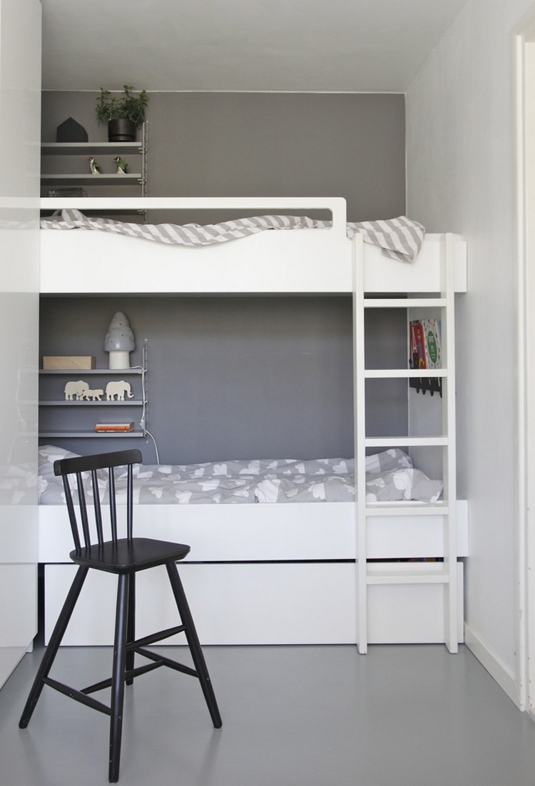 chambre-enfant-petit-espace-peinture-murale-grise-lits-superposes-tabouret-haute