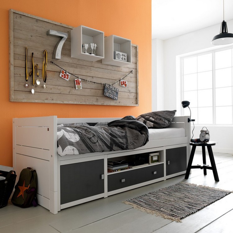 chambre-enfant-petit-espace-peinture-orange-lit-armoires-rangement-tabourets-suspension