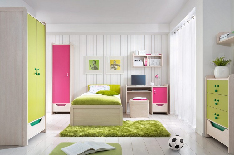chambre-enfant-petit-espace-petit-lit-tapis-bureau-plancher-armoire-rangement-rideau