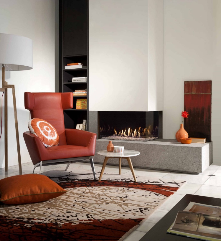 cheminee-design-elegant-table-basse-ronde-coussins-vase-orange