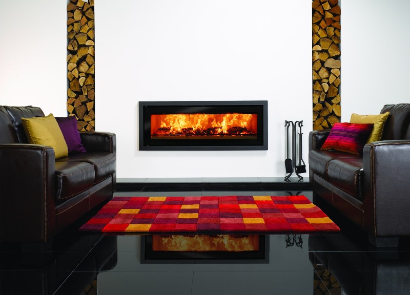 cheminée-contemporaine-carrelage-sol-noir-tapis-multicolore-canapés