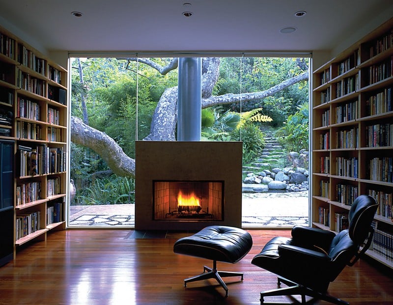 cheminée-contemporaine fauteuil design Eames bibliothèque sol plafond