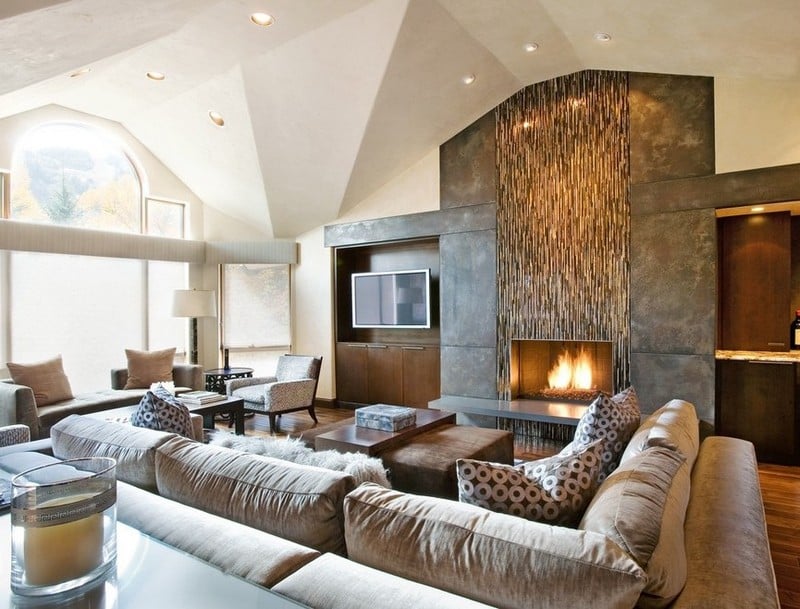 cheminée-contemporaine mobilier beige plafond spots