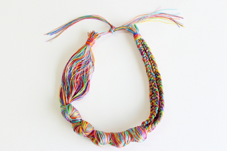 collier-faire-soi-meme-arc-ciel-fils-laine-grands-nœuds-tresses-outfit-ete collier à faire soi-même