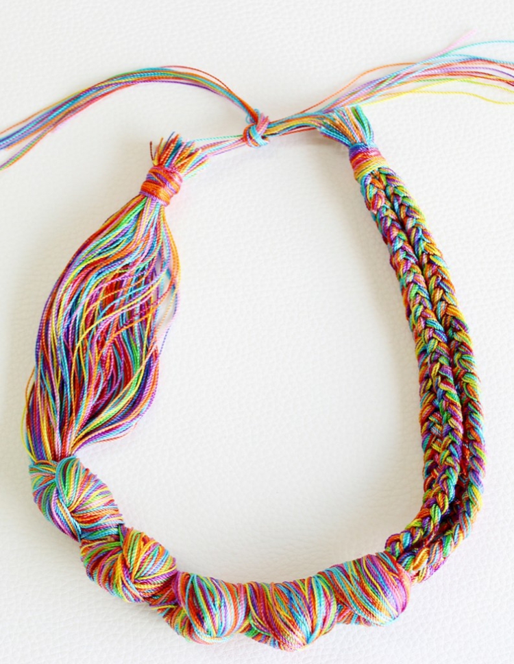 collier-faire-soi-meme-arc-ciel-fils-laine-multicolores-nouer collier à faire soi-même
