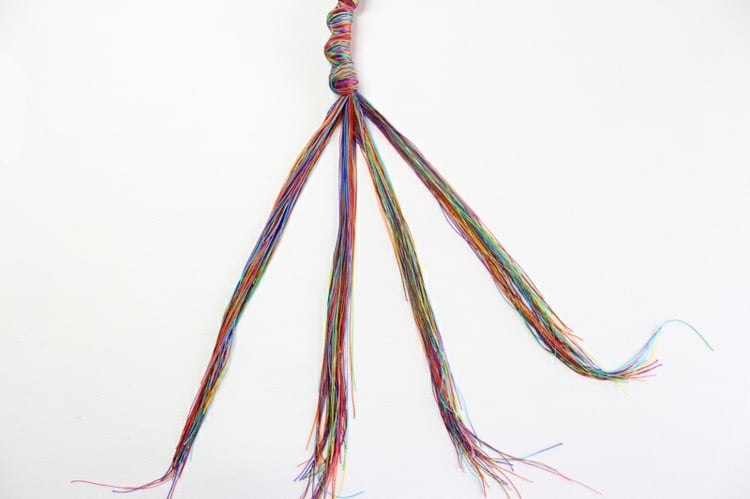 collier-faire-soi-meme-arc-ciel-fils-laine-multicolores-serie-nœuds-distribution-tresses-fils
