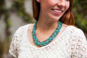 collier-faire-soi-meme-collier-tresse-perles-gris-turquoise-ranges-perles-tresses