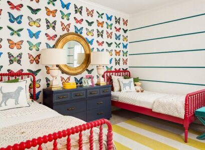 couleur-chambre-enfant---peinture-blanche-papiloons-tapis-rayures-lits-jumeau
