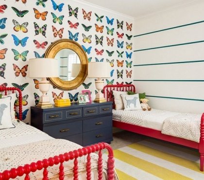 couleur-chambre-enfant---peinture-blanche-papiloons-tapis-rayures-lits-jumeau
