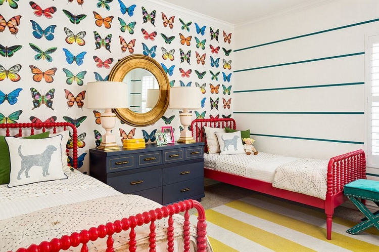 couleur-chambre-enfant---peinture-blanche-papiloons-tapis-rayures-lits-jumeau