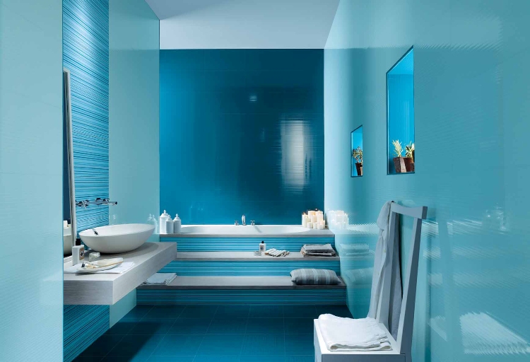 couleur-salle-bain-bleu-foncé-bleu-ciel-chaise-design